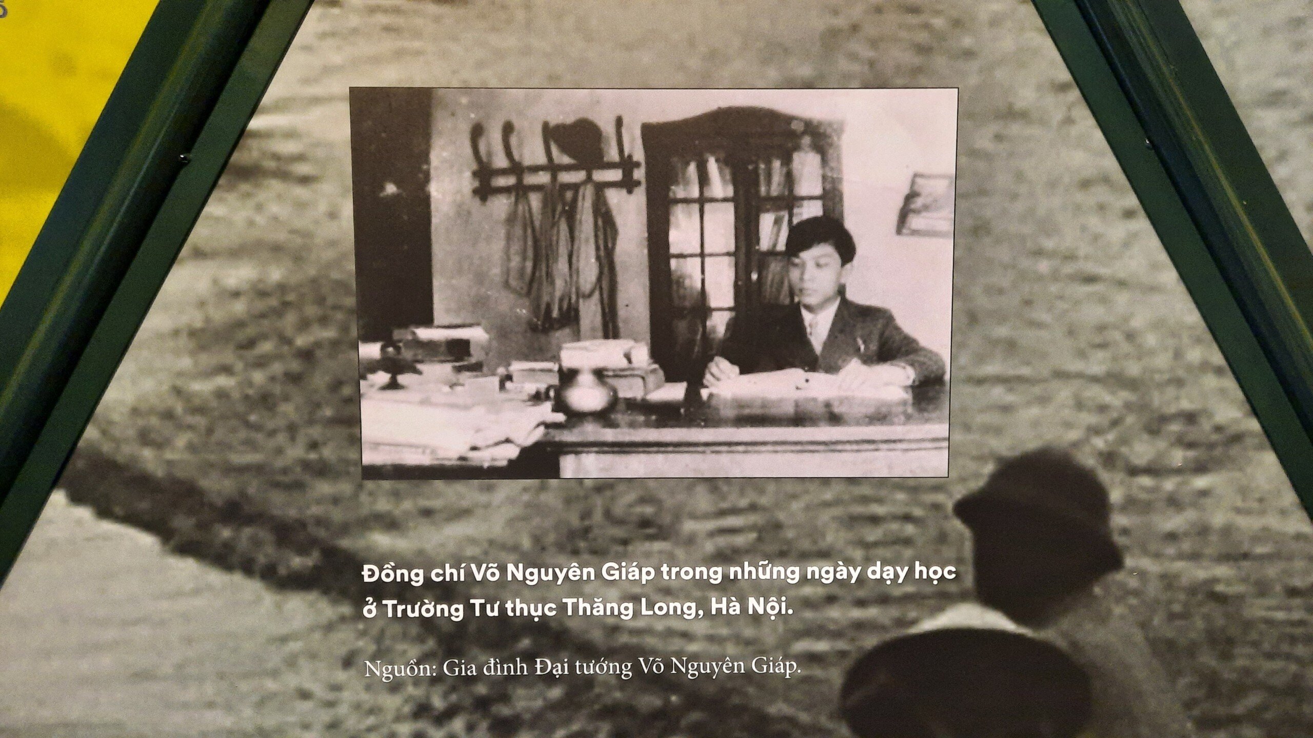 Bức ảnh Đại tướng Võ Nguyên Giáp thời còn dạy học ở trường Tư thục Thăng Long, Hà Nội thu hút người xem.
