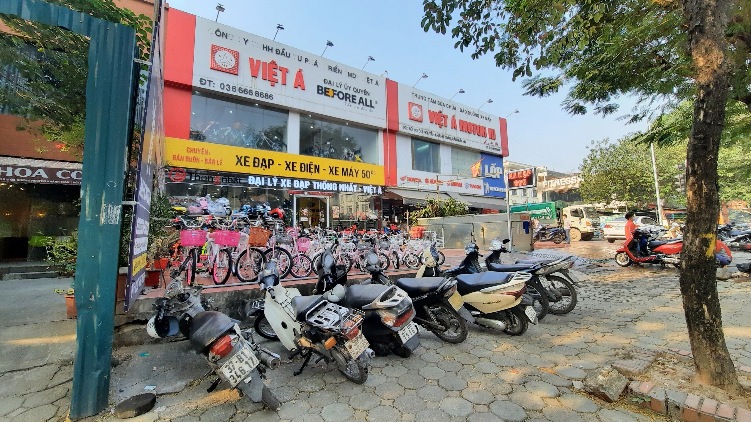 Sau nhiều năm tồn tại dai dẳng, những công trình vi phạm tại dự án cống hóa mương thoát nước Nghĩa Đô kết hợp làm bãi đỗ xe và công trình dịch vụ phụ trợ đã bị tháo dỡ. Tuy nhiên, cuối tháng 12/2021, ghi nhận thực tế của PV Báo Giao thông cho thấy, tại đây vẫn còn nhiều cơ sở kinh doanh hoạt động.