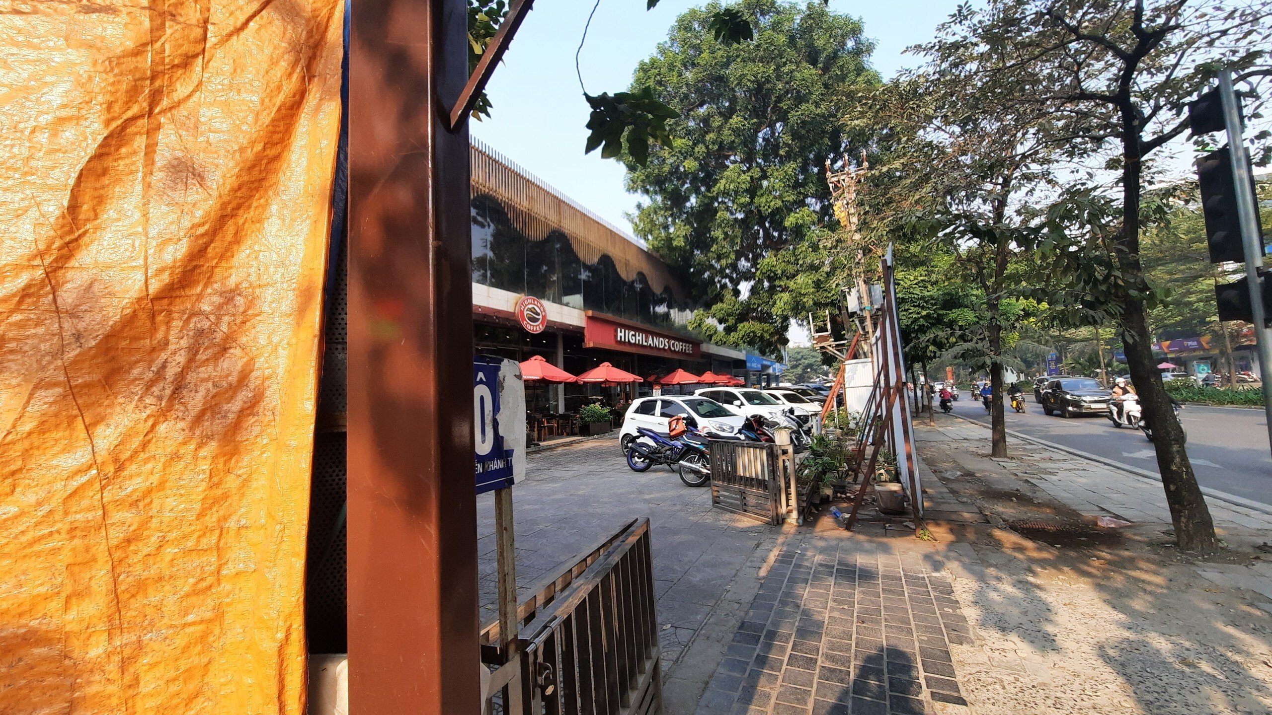Sau 3 năm quây rào tôn tại dự án Cống hóa mương Nghĩa Đô (quận Cầu Giấy), sai phạm vẫn tồn tại, thậm chí có xu hướng phát triển ở dự án Cống hóa mương Nghĩa Đô (quận Cầu Giấy).