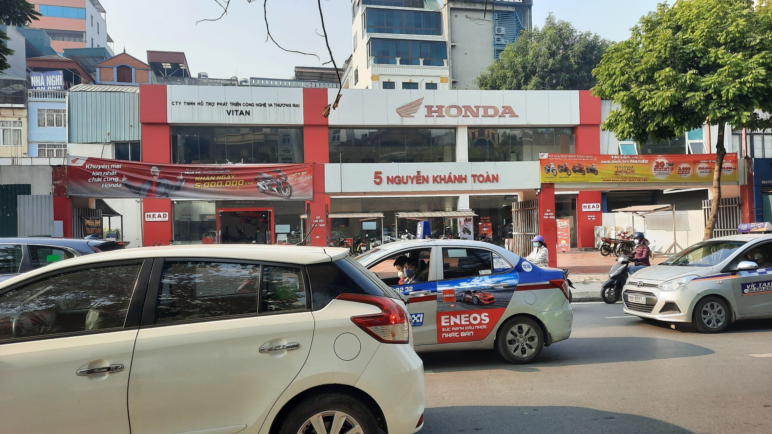 Cách đó không xa là cửa hàng bán xe HONDA gắn tên công ty TNHH Hỗ trợ phát triển công nghệ và thương mại VITAN cũng đang hoạt động.