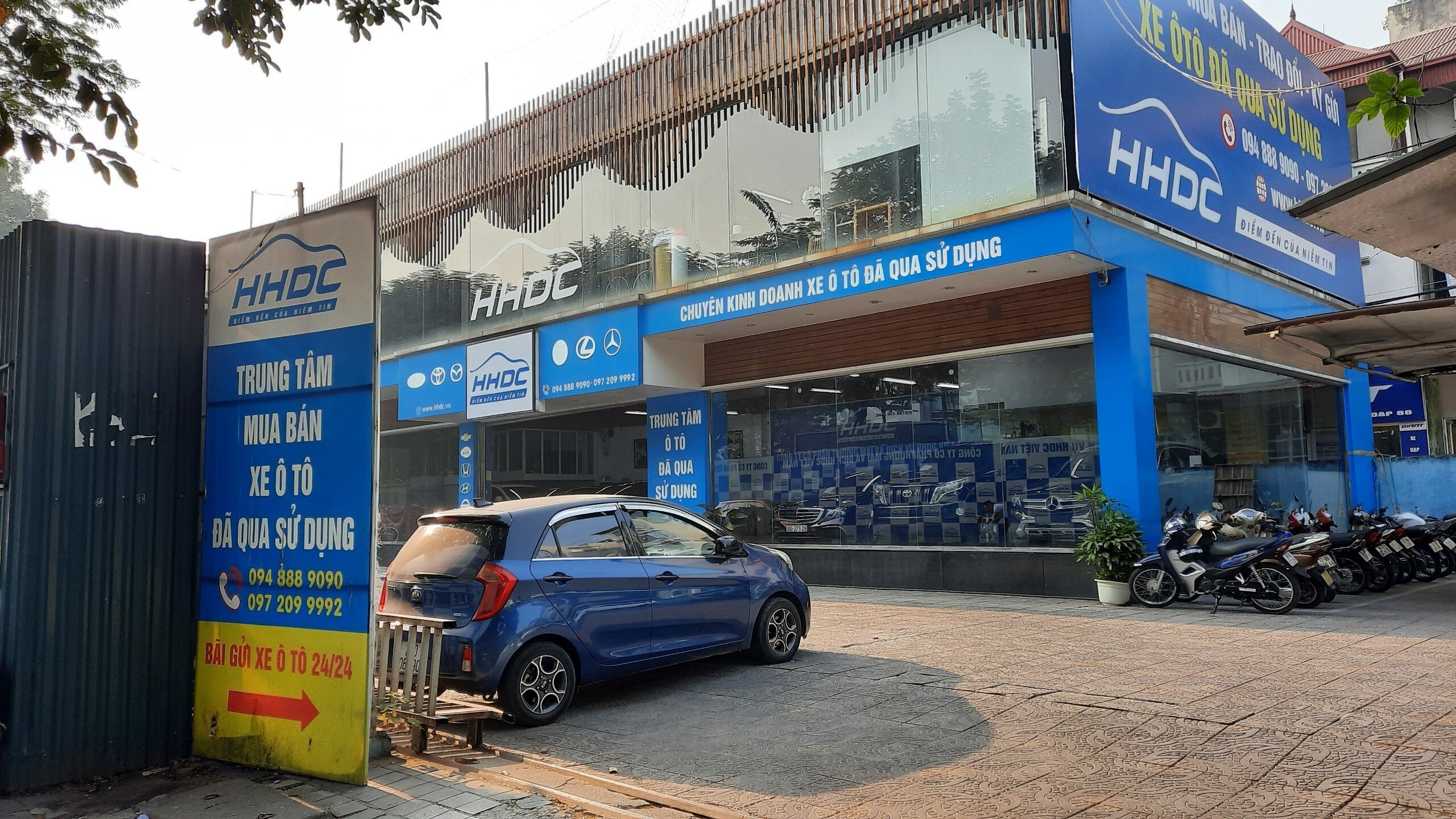 Tiếp đến là Trung tâm mua bán xe ô tô đã qua sử dụng HHDC với những dãy nhà được trưng bày ô tô.