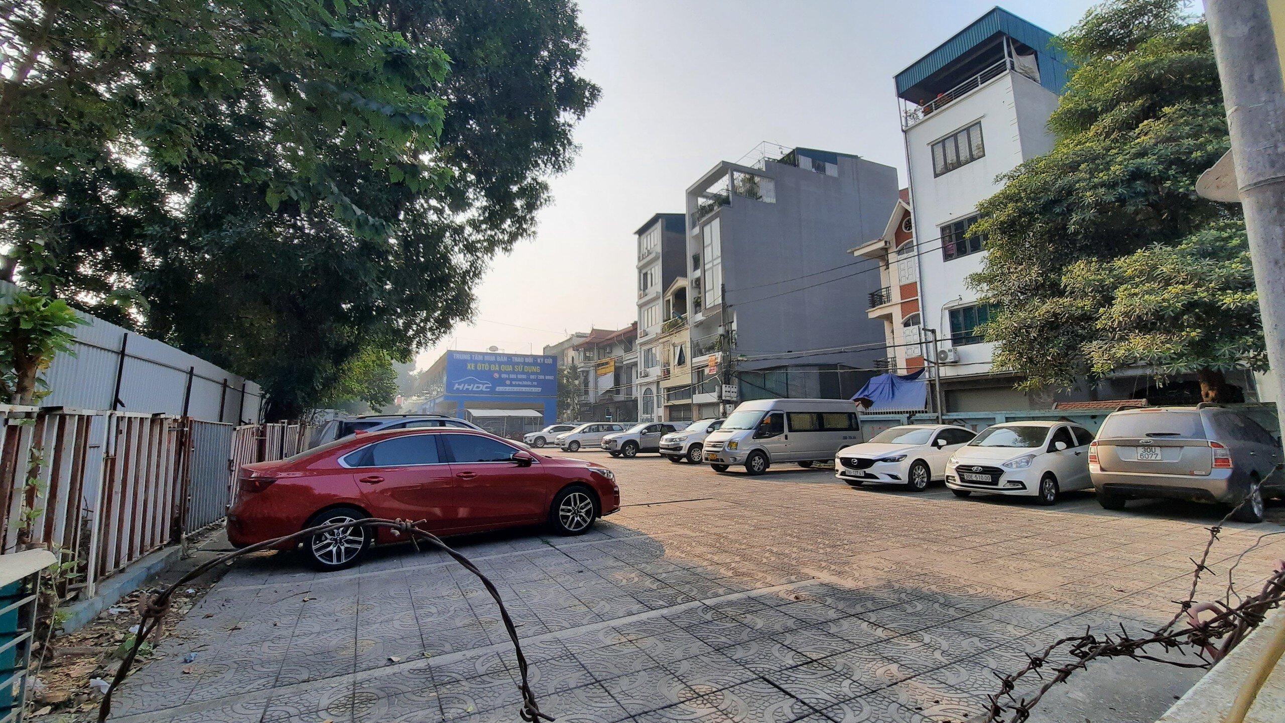 Nơi đây cũng được tận dụng để làm bãi gửi xe ô tô. Được biết, Dự án cống hóa mương Nghĩa Đô để xây dựng bãi đỗ xe được UBND TP Hà Nội cấp giấy chứng nhận đầu tư ngày 31/5/2007 cho Công ty Cổ phần Đầu tư, xây lắp, thương mại và dịch vụ. Quy mô đầu tư khoảng 185 ô tô, 500 xe máy và các dịch vụ phụ trợ.