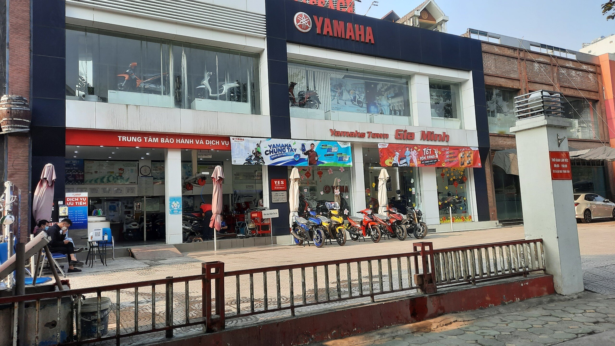Trong ảnh là cửa hàng bán xe máy nhãn hiệu YAMAHA mang tên Gia Minh vẫn đang hoạt động tại khu đất này.