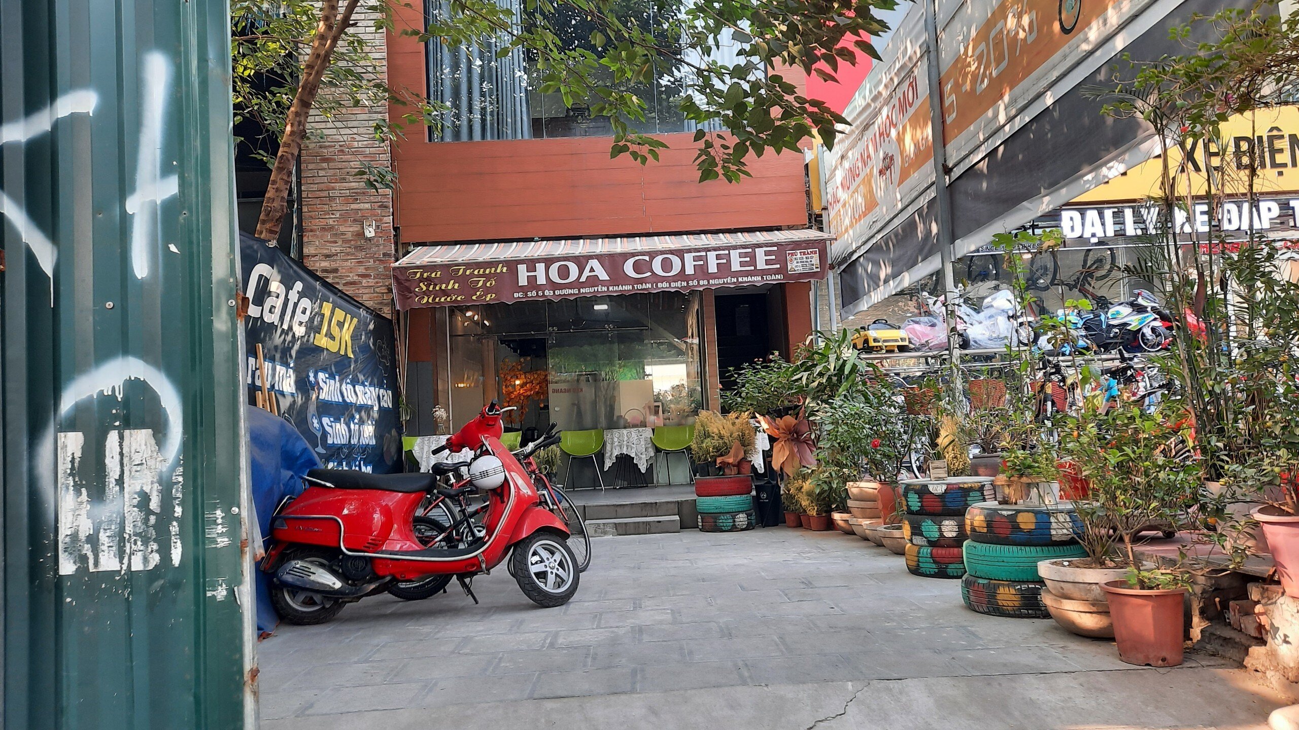 Trải qua thời gian, thay vì làm bãi gửi xe và công trình phụ trợ, 14.000m2 đất công này đã bị “hô biến” thành nhà hàng, quán ăn. Dù mục đích sau khi cống hóa là làm bãi đỗ xe và công trình phụ trợ, nhưng phần lớn diện tích đất mương lại được cho thuê xây dựng showroom, văn phòng, nhà hàng, còn diện tích đất dành cho trồng cây xanh lại sử dụng làm sân bê tông.
