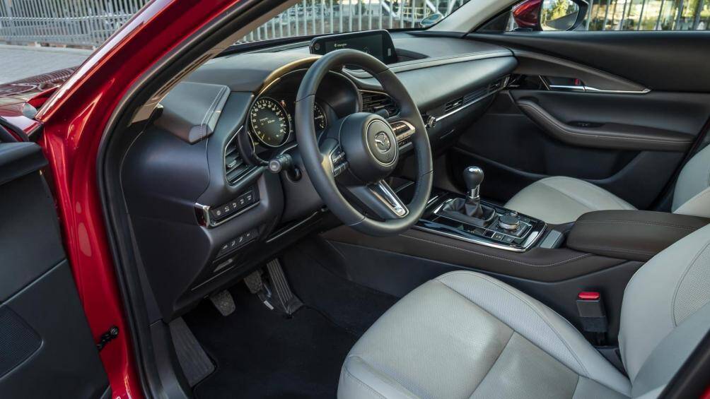 2. Mazda CX-30 2021: Cabin của Mazda đều được làm từ những vật liệu mềm mại với đường nét mượt mà, giá bán từ 23.225 USD