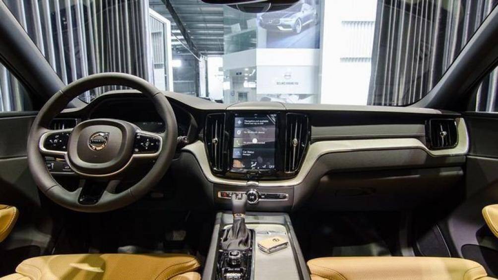 5. Volvo XC60 2021: XC60 "sao chép" một số chi tiết nội thất của XC90 nhưng vẫn có nét riêng, xe có giá từ 43.745 USD
