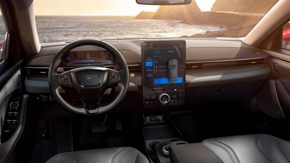 6. Ford Mustang 2021: Các vật liệu trong xe được chế tạo tinh xảo và sử dụng các đường viền kim loại đặc biệt, giá bán từ 28.400 USD