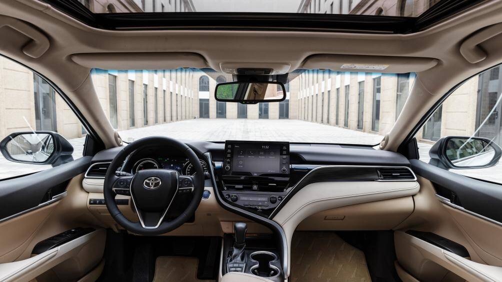 7. Toyota Camry 2022: Bảng điều khiển của xe có thiết kế cong phức tạp, ghế da có kết cấu độc đáo, giá bán từ 26.320 USD