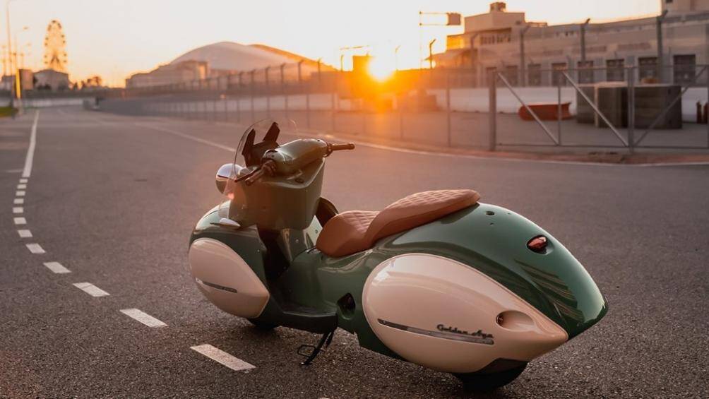 Xe cũng được trang bị đồng hồ là màn hình LCD 6.5 inch có khả năng kết nối với smartphone thông qua bluetooth để kiểm soát xe tốt hơn