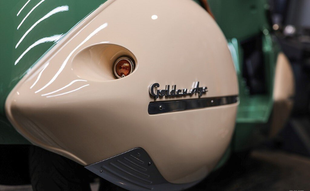 Cùng với đó là các đường kim loại sáng bóng được mạ crom