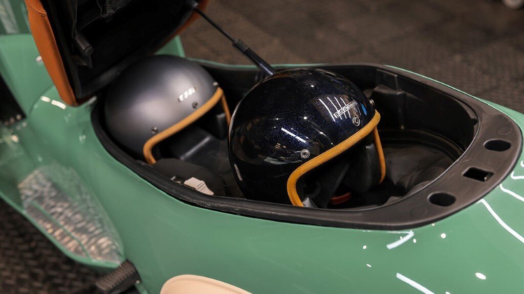 Mặc dù chỉ được bán tại Mỹ nhưng người dùng tại các quốc gia khác, bao gồm cả Việt Nam có thể đặt mua thông qua con đường nhập khẩu