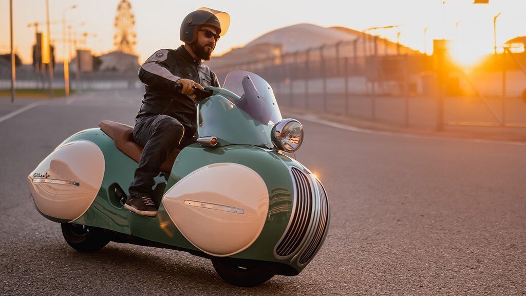 Bên cạnh đó, BMW Golden Age cũng được trang bị hệ thống chống bó cứng phanh ABS, hệ thống kiểm soát ổn định điện tử và loạt các trang bị hiện đại khác