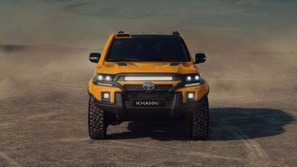 Land Cruiser 200 Expedition có ngoại thất cứng cáp, đậm chất off-road hơn nhờ các chi tiết như cản trước hầm hố, đèn LED trợ sáng, ống thở...