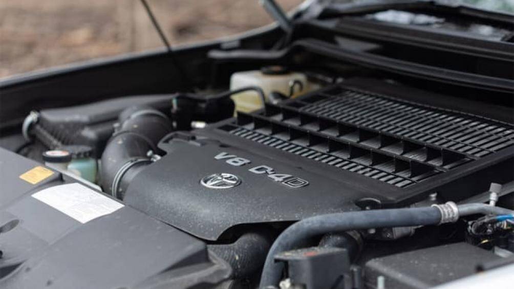 Toyota Land Cruiser được trang bị động cơ xăng V8, dung tích 5.7L hoặc động cơ diesel V8, dung tích 4.5L, tăng áp