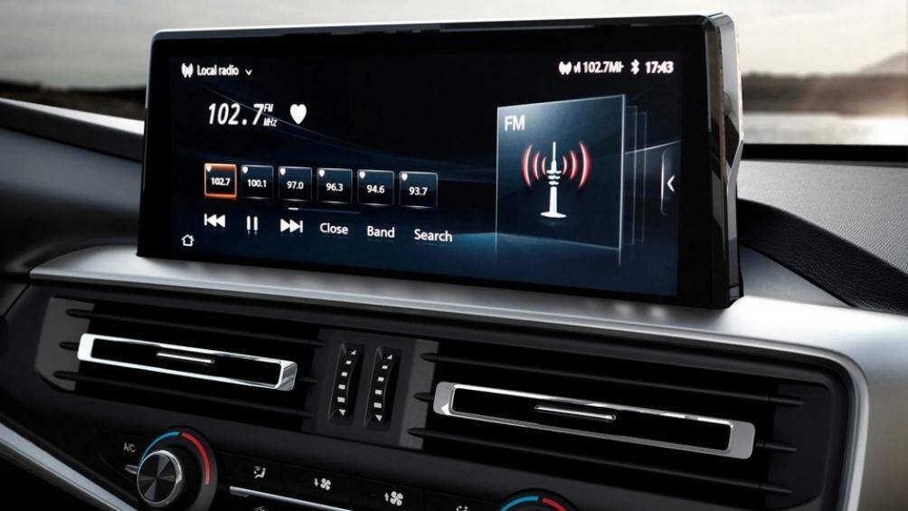 Điển hình là màn hình trung tâm đặt nổi 10 inch, phím bấm cơ học dạng piano, ốp bạc viền cửa gió điều hòa cùng màn hình kỹ thuật số sắc nét