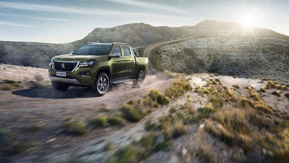 Về vận hành, Peugeot Landtrek được trang bị động cơ tăng áp dầu 1.9L mạnh 150 mã lực/350 Nm hoặc động cơ xăng tăng áp 2.4L mạnh 210 mã lực/320 Nm