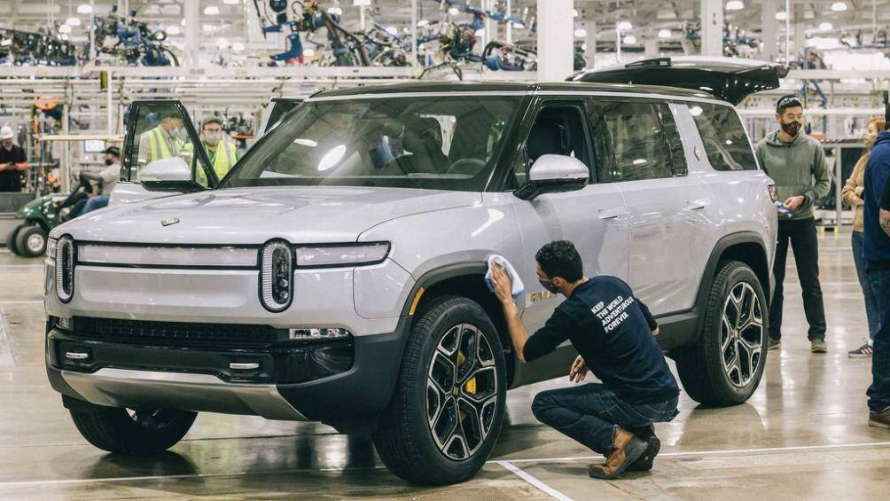 Theo thông báo mới nhất của Rivian, hai chiếc Rivian R1S 2022 chạy điện đầu tiên đã lăn bánh khỏi dây chuyền sản xuất của nhà máy