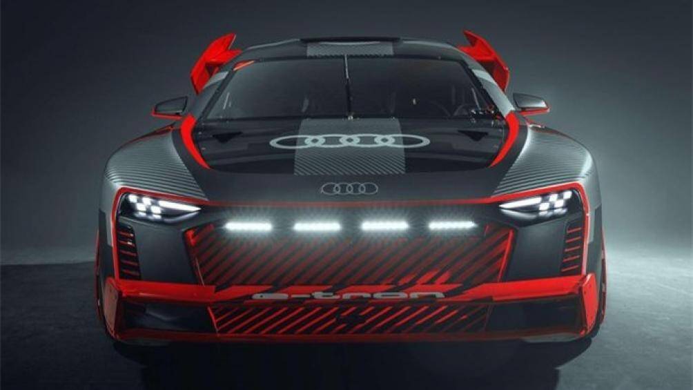 Khu vực mặt ca-lăng phía trước làm kín hoàn toàn, vị trí này được Audi trang trí bằng bộ tem sọc đỏ nổi bật