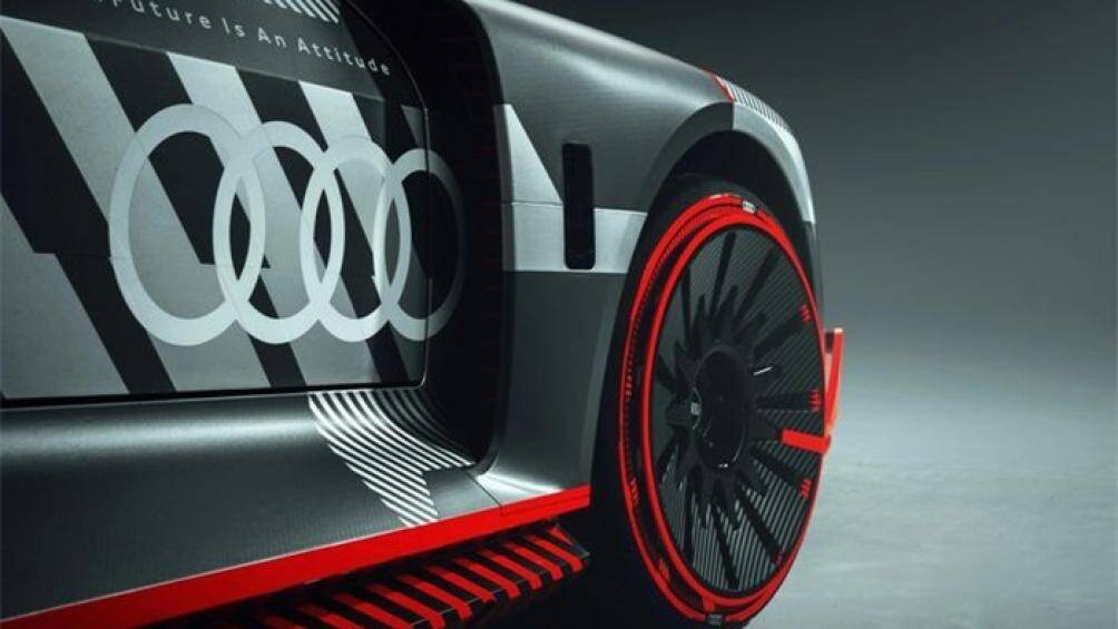 Dù là xe đua, Audi S1 e-tron Quattro Hoonitron vẫn được trang bị đầy đủ hệ thống đèn chiếu sáng phía trước lẫn sau