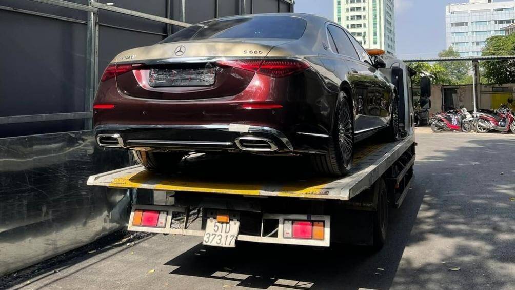 Chiếc xe siêu sang Mercedes-Maybach S680 đầu tiên có mặt tại Việt Nam mang ngoại thất màu đỏ Rubelliot và nửa trên màu vàng Kalahari