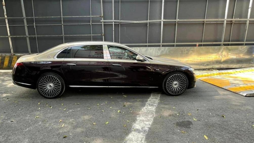Được biết, chiếc xe siêu sang Mercedes-Maybach S680 này về nước được hơn 1 tháng nhưng nay mới làm xong các thủ tục thông quan