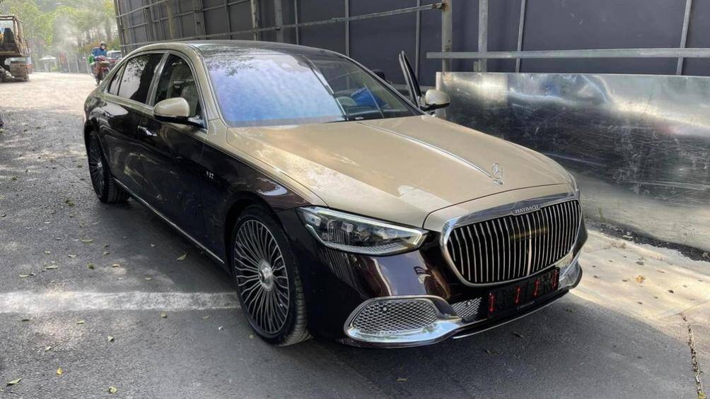 Mercedes-Maybach S680 có thiết kế mới với đèn pha là điểm nhấn, các thanh lưới tản nhiệt dạng nan mạ crôm nằm dọc, bộ vành hợp kim đa chấu