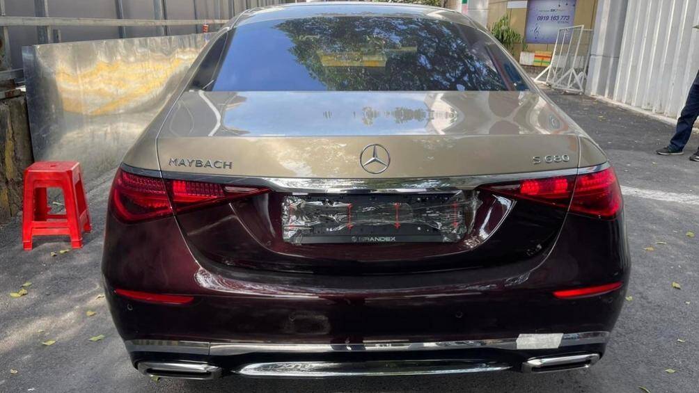 Đèn hậu mới, logo V12 bên sườn hay logo Maybach cột C và tay nắm cửa của xe có thể bật lên, thụt xuống