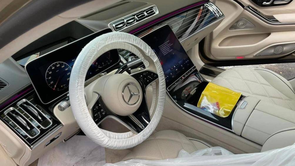 Mercedes-Maybach S680 2022 sử dụng động cơ V12, dung tích 6.0 lít, tăng áp kép cho công suất tối đa 621 mã lực và mô-men xoắn cực đại 1.001 Nm