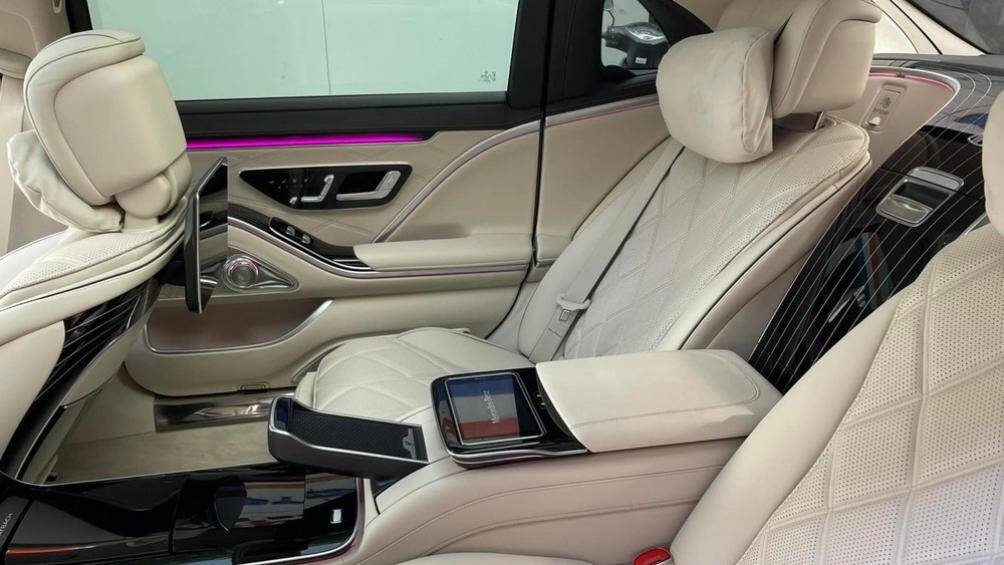 Bên trong xe, hàng ghế phía sau có hệ thống giải trí MBUX, đi kèm 2 màn hình 11,6 inch cũng như máy tính bảng, ly uống champagne mạ bạc và tủ lạnh nhỏ...