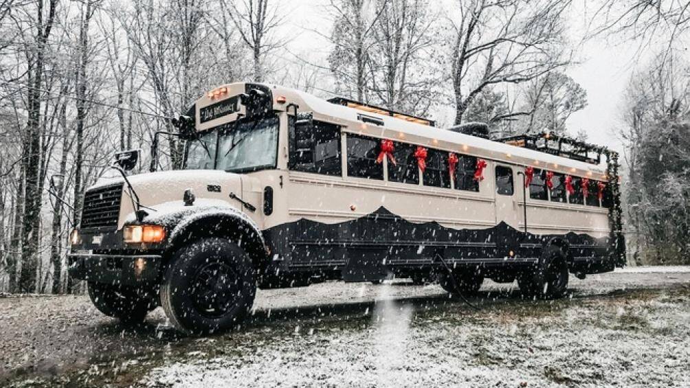 Chàng sinh viên có tên Caleb đã tìm mua một chiếc xe buýt cũ với giá 3.000 USD và cải tạo thành "nhà di động"