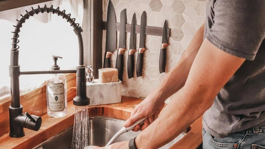 Phòng tắm ở phía sau xe buýt đi kèm một nhà vệ sinh cỡ lớn phục vụ nhu cầu tắm vòi sen