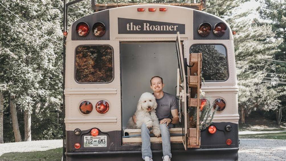 Ngôi nhà di động của anh được đặt tên là Roamer. Chiếc xe mang lại một cảm giác rất nghệ thuật với nhạc cụ guitar và piano trên xe