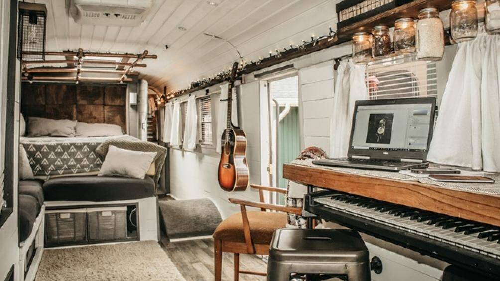 Trên thực tế, cây đàn guitar có một giá đỡ chuyên dụng bên trong xe buýt còn chiếc bàn được thiết kế với bàn phím piano trượt ra