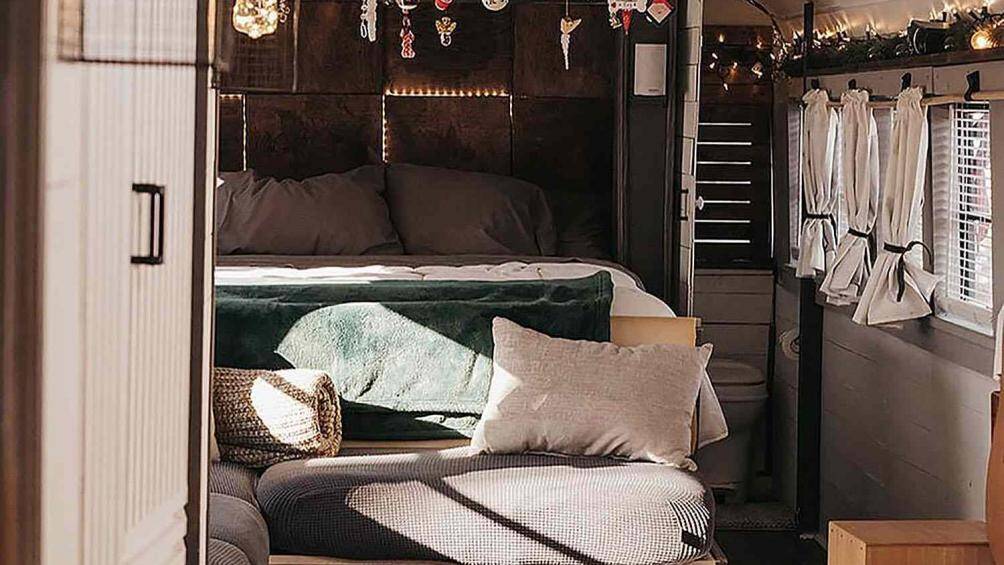 Ngoài ra, nội thất của chiếc motorhome này còn có một tủ quần áo, cửa sổ trời và nhiều không gian chứa hành lý khác