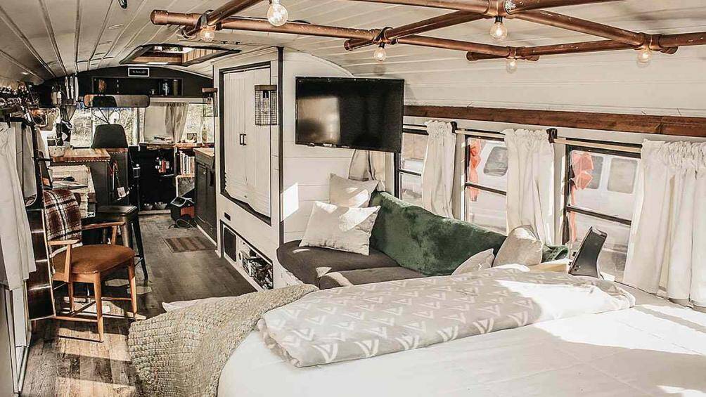 Một chiếc ghế dài trong khu vực phòng sinh hoạt có thể biến thành một chiếc giường cỡ lớn, kèm theo chiếc TV có chân đế xoay bên trong