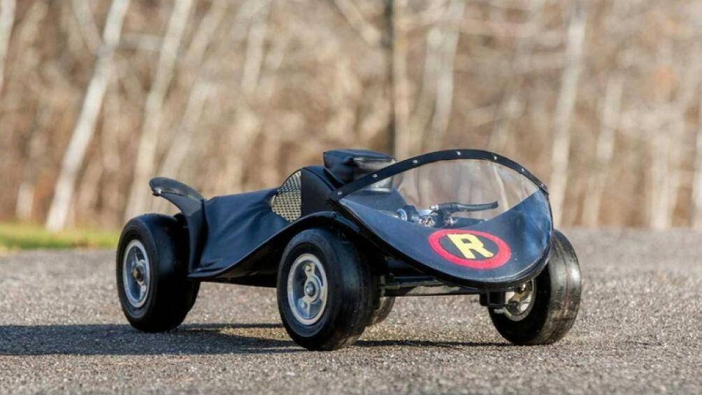 Để phù hợp với thời hiện đại, nó là một chiếc xe go-kart chạy điện. Nó trông mới hoàn toàn, và không có lấy một vết trầy xước