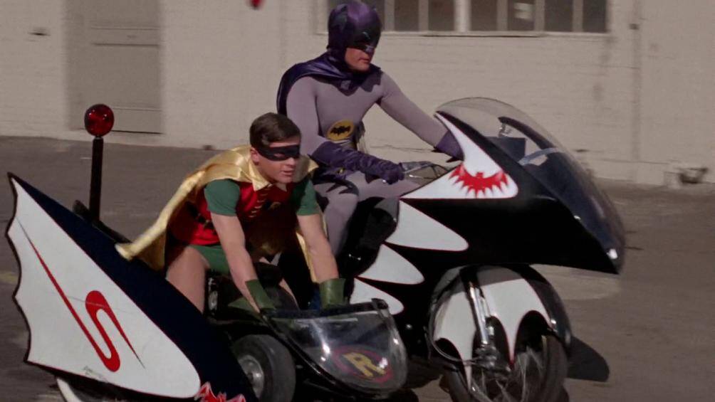 Một điểm nữa khiến chiếc xe này khác biệt với một số xe Batcycle bản sao khác là nó mang chữ ký của cả hai diễn viên Adam West và Burt Ward