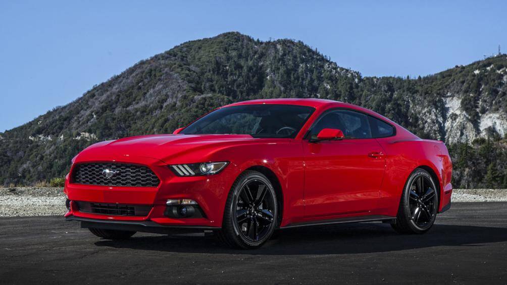 3. Ford Mustang EcoBoost (giá khởi điểm: 37,550 USD)