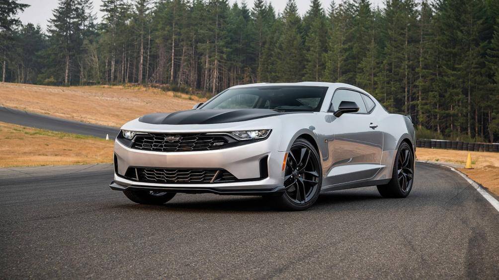 4. Chevrolet Camaro 1LT V6 (giá khởi điểm: 27.095 USD)