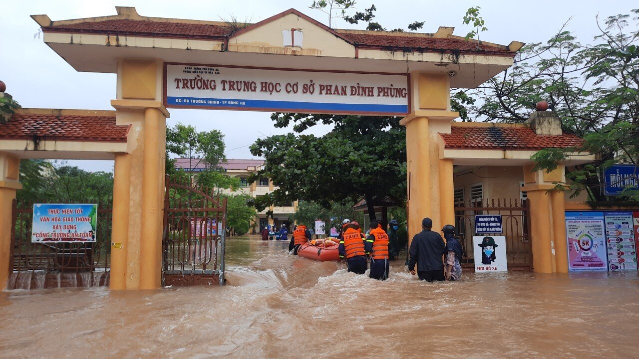 Hàng chục học sinh Quảng Trị “mắc kẹt” ở trường do mưa lớn