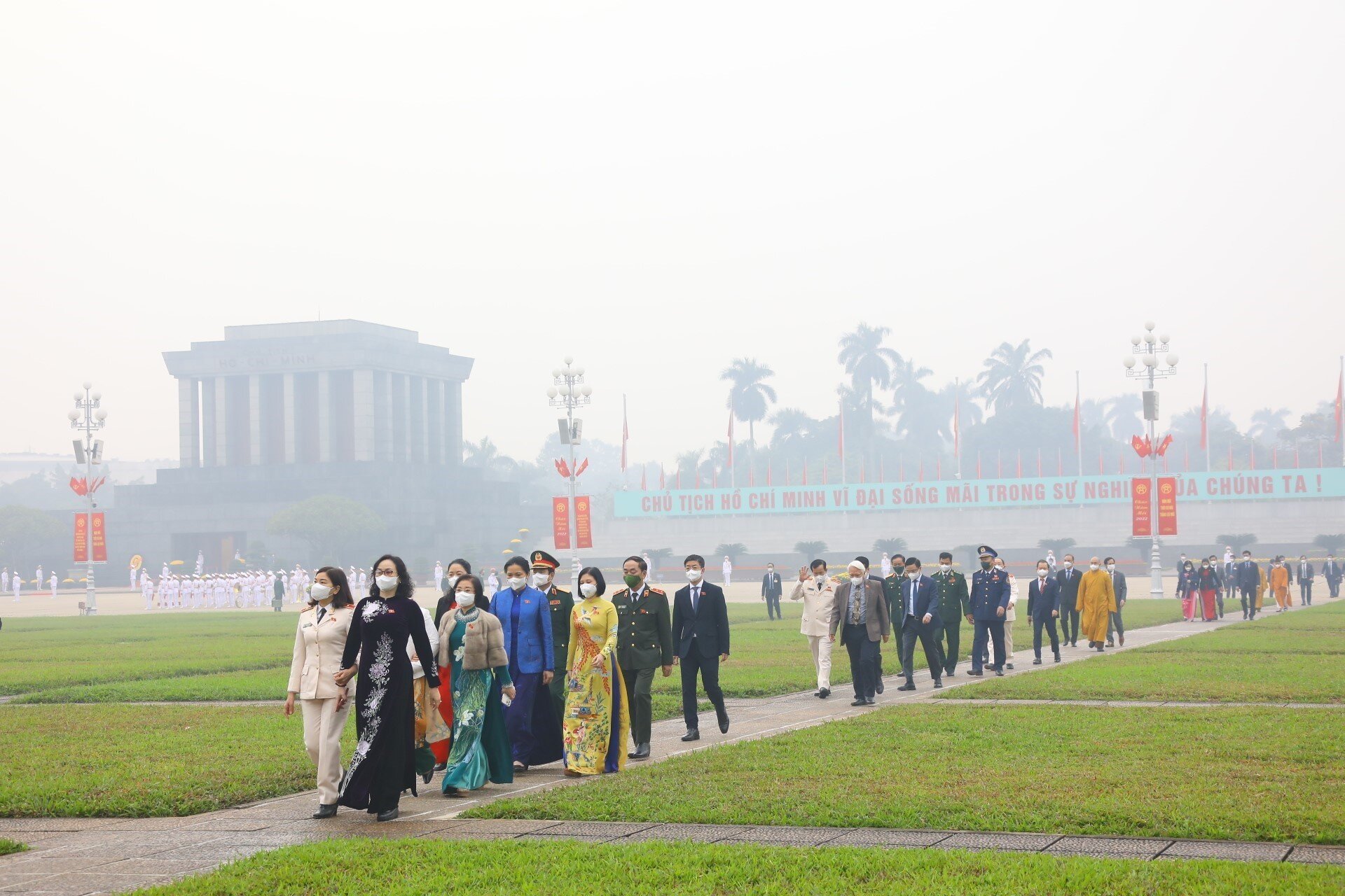 Sau đó, các đại biểu trở lại Nhà Quốc hội dự phiên Khai mạc kỳ họp bất thường lần thứ nhất, Quốc hội khóa XV.