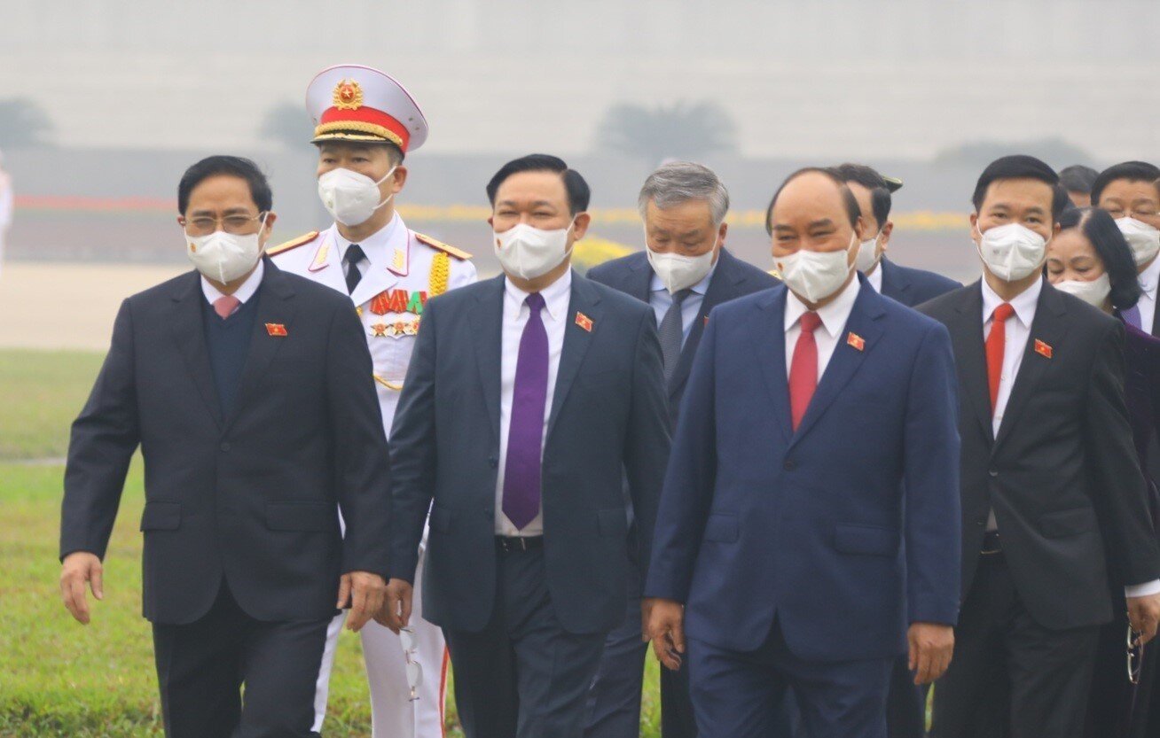 Chủ tịch nước Nguyễn Xuân Phúc, Chủ tịch Quốc hội Vương Đình Huệ, Thủ tướng Chính phủ Phạm Minh Chính và các đồng chí lãnh đạo Đảng, Nhà nước, đại biểu Quốc hội vào lăng tưởng nhớ Chủ tịch Hồ Chí Minh.