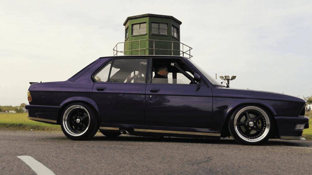 Gia đình của Baker phải mất đến 16 năm để tạo nên một chiếc BMW M535i E28 đời 1985 mạ vàng độc nhất thế giới