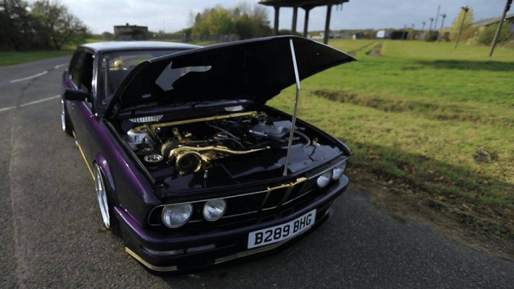 Đối với những chi tiết mạ vàng, Baker ban đầu chỉ mạ vàng bộ tăng áp trong khoang động cơ