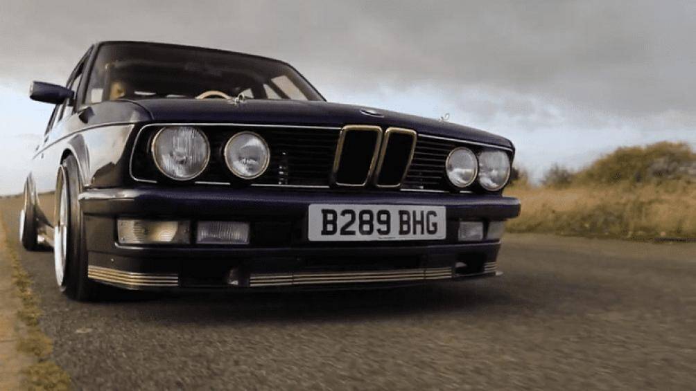 Baker đã mua chiếc sedan cũ kỹ này với ý định phục chế nó. Ông đã sơn chiếc sedan thành màu tím và lắp cho nó những chi tiết trang trí mạ vàng 24K