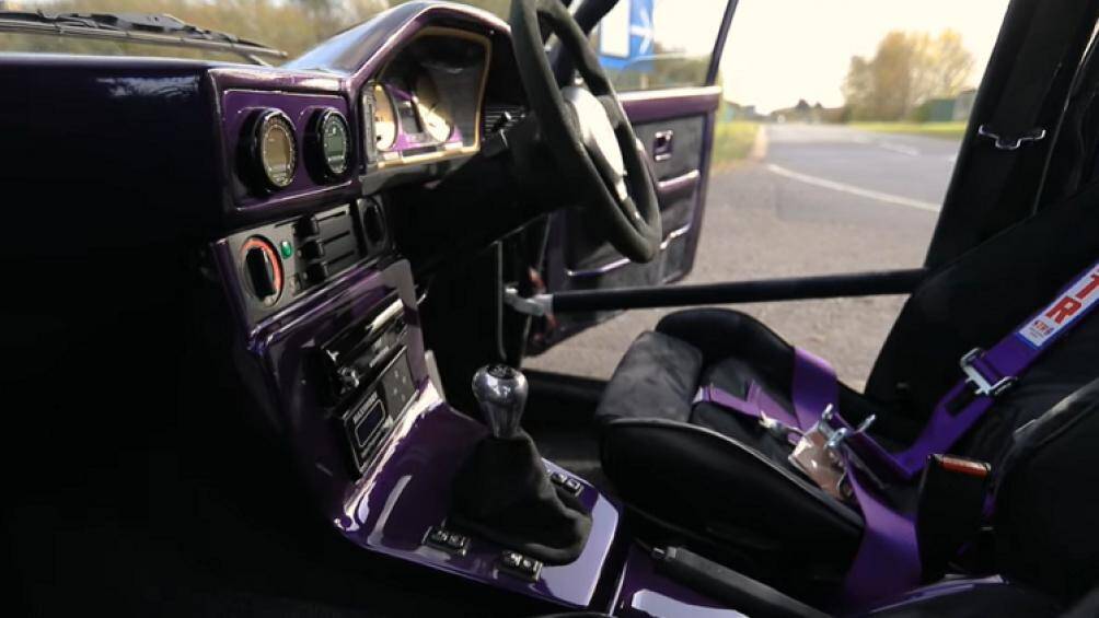 Bên trong, cabin có nhiều chi tiết màu tím và vàng. Phần lớn cabin được bọc Alcantara, và Baker đã khâu tất cả những mảnh ghép nối này bằng tay