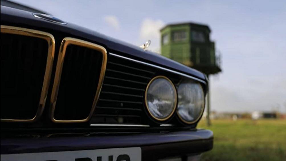 Giờ đây, hầu hết chi tiết trang trí nội thất và ngoại thất của xe đều mang một màu vàng óng ánh, bắt mắt