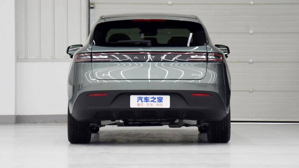 Xe dùng cụm pin 40 kWh và có phạm vi di chuyển tối đa 1.200 km. Đặc biệt, lượng xăng tiêu thụ trung bình của Huawei AITO M5 chỉ dừng ở con số 0,8 lít/100 km