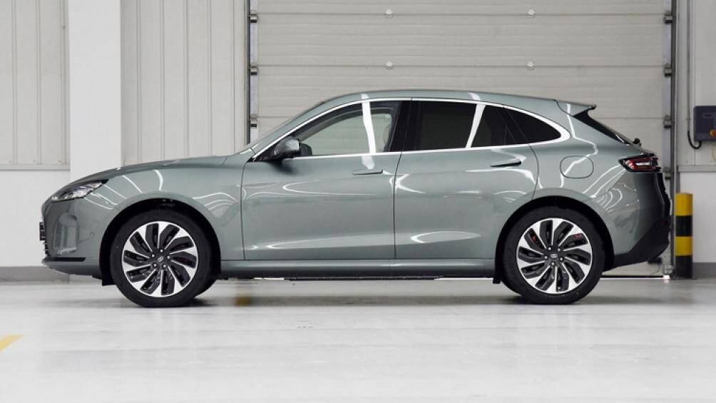 Vành 20 inch đi với lốp Pirelli P Zero và hệ thống phanh thông minh iBooster giúp xe giảm từ tốc độ 100 km/h về vị trí đứng yên trên quãng đường 35,97 m