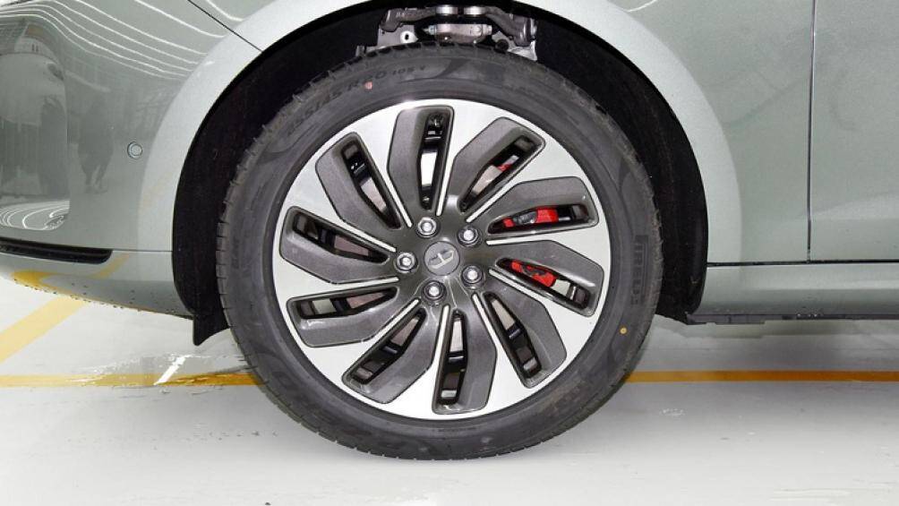 Động cơ xăng 4 xi-lanh, tăng áp, dung tích 1.5L, sản sinh công suất tối đa 126 mã lực của xe chỉ đóng vai trò sạc pin